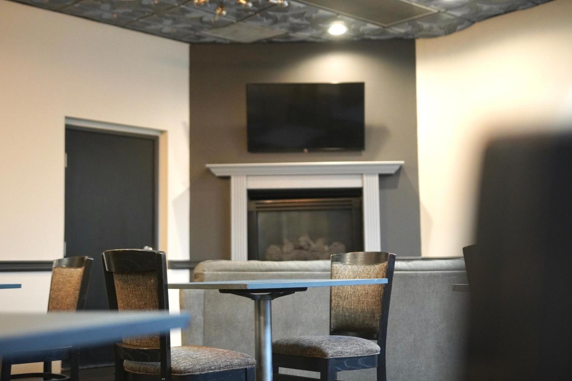 American Inn & Suites ウォーターフォード エクステリア 写真