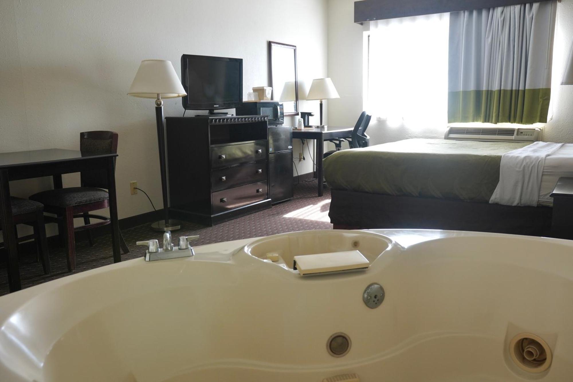 American Inn & Suites ウォーターフォード エクステリア 写真